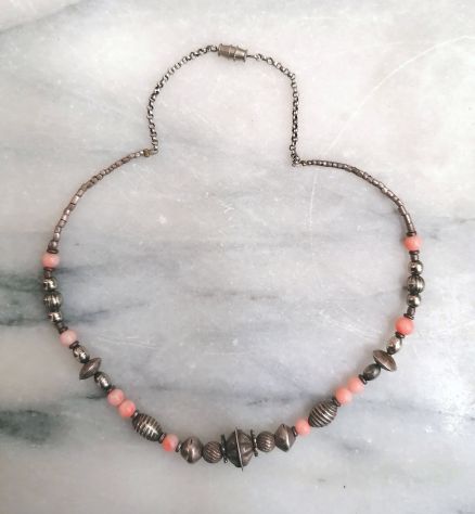 ANTICA RAFFINATA COLLANA ETNICA IN CORALLO ROSA E ELEMENTI DECORATIVI IN ARGENTO - Foto 5