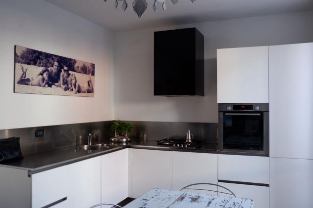 Cucina modulnova bianca con top in acciao 230x310