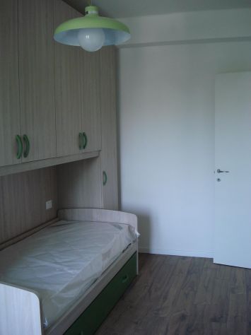 Trilocale con doppio balcone, ristrutturato e arredato - Foto 10