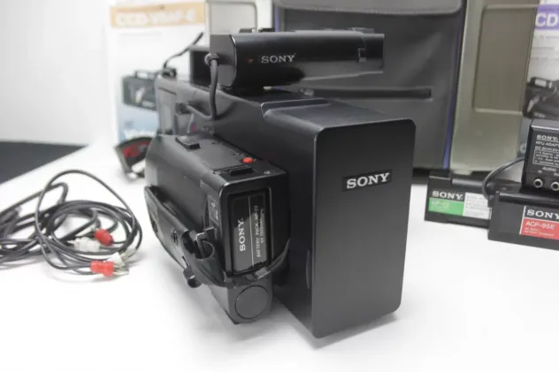 TELECAMERA VINTAGE SONY VIDEO 8 CCD-V8 AF CON VALIGETTA, 2 BATTERIE + ACCESSORI, - Foto 2