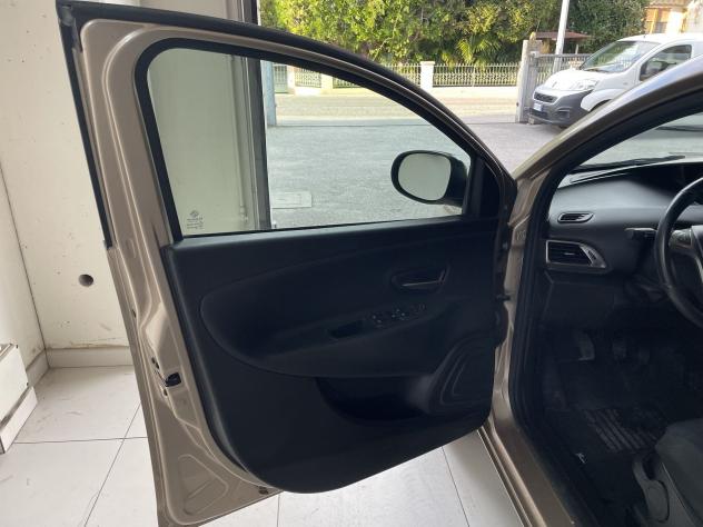 Lancia Ypsilon 1.0 70cv Firefly Hybrid S&S Gold - Foto 9