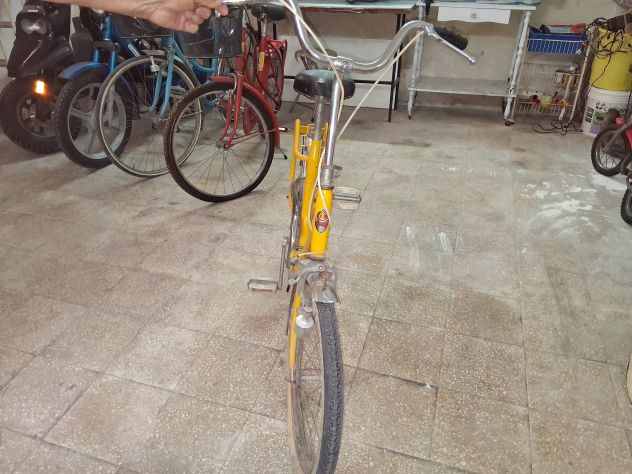 Bici vintage gialla in buone condizioni. Telaio in metallo, sella comoda, porta - Foto 2