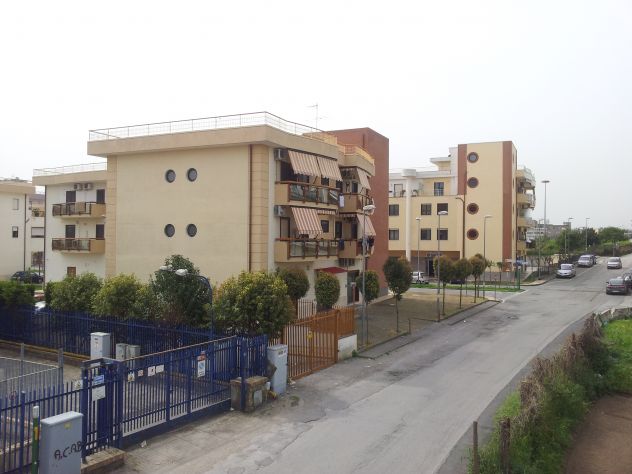 LOCALE 110 MQ n. 2 serrande NUOVO CASORIA
