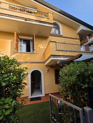 RONCHI, a soli 500 metri dal mare della Riviera Apuana, elegante villetta a schiera d'angolo con giardino su due lati e ampio pergolato. Disposta su t