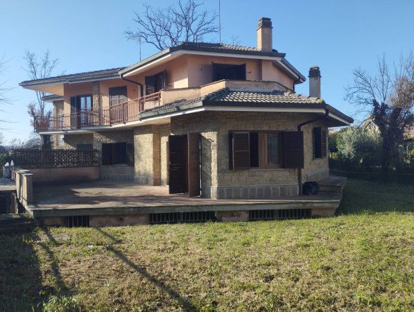 MANZIANA, VILLA BIFAMILIARE CON GIARDINO E SALA HOBBY