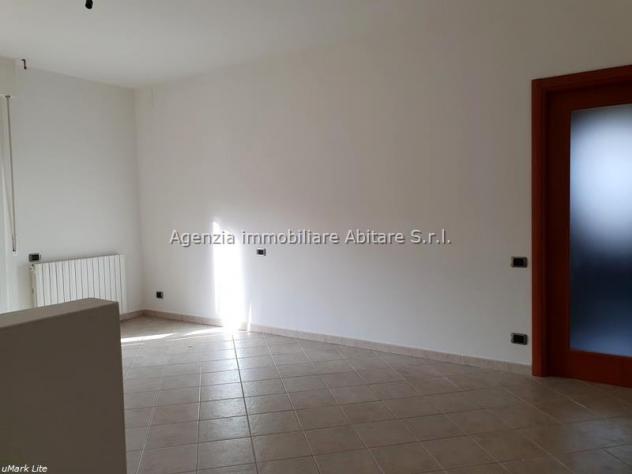 MASSA, loc. Quercioli, vendesi appartamento al piano rialzato completamente ristrutturato: sala, cucina abitabile, disimpegno, 3 camere, 2 bagni e n. - Foto 3