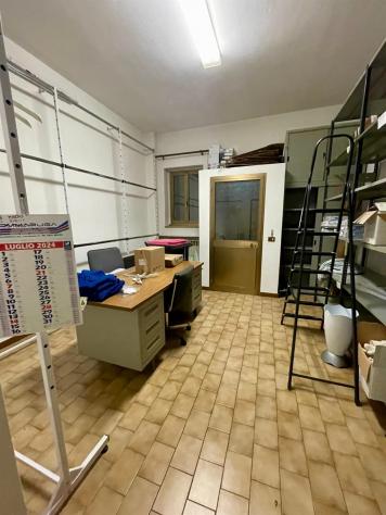 ottimo grande negozio con vetrine, magazzino, uffici - accesso carraio riservato - Foto 13
