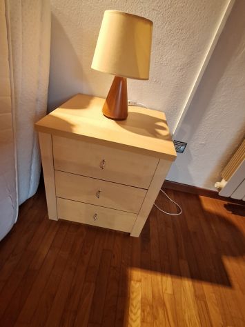 comodino con lampada