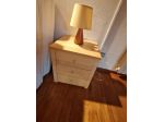 comodino con lampada