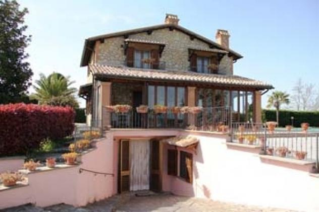 Porano - Vendesi villa con piscina e 1,5 ha di terreno