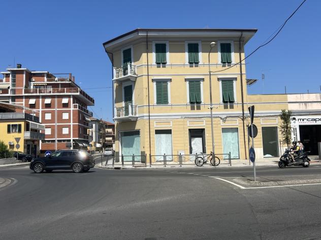 Oltre 3 vetrine in affitto a Carrara - Foto 2