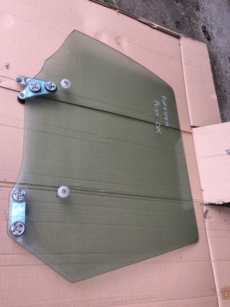 Vetro Porta Posteriore DESTRO / DX Subaru Forester 1999
