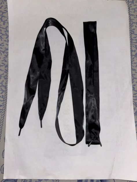 2 STRINGHE/LACCI SCARPE NUOVE DA DONNA/RAGAZZA NERO EFFETTO RASO SENZA DIFETTI