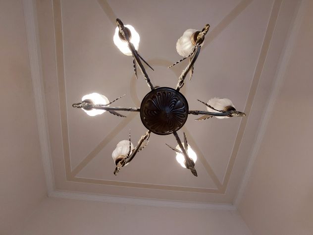 Pregiato lampadario vintage anni 70 in peltro con sei punti luce - Foto 4