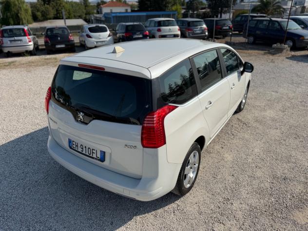Peugeot 5008 1.6 e-HDi 112CV Stop&Start cambio robotizzato Tecno - Foto 10
