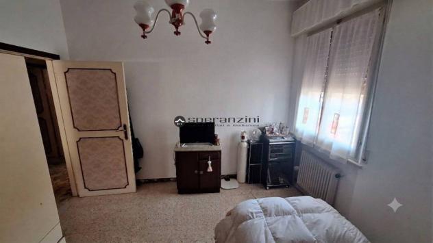 FOSSOMBRONE: A fossombrone, in zona residenziale e tranquilla, proponiamo in vendita una spaziosa casa in un piccolo contesto abitativo risalente agli - Foto 4