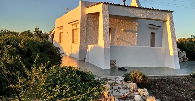 PUGLIA LEPORANO VILLA DI PREGIO CON RUSTICO ED ESTESO TERRENO IRRIGUO