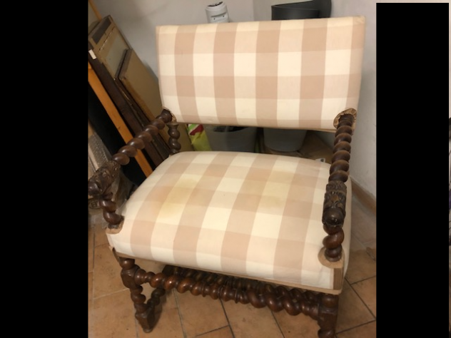 Antica poltroncina toscana con braccioli e gambe torchon