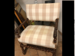 Antica poltroncina toscana con braccioli e gambe torchon