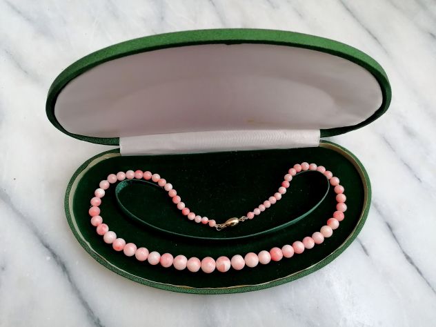 BELLISSIMA COLLANA SCALARE IN AUTENTICO CORALLO ROSA VARIEGATO.