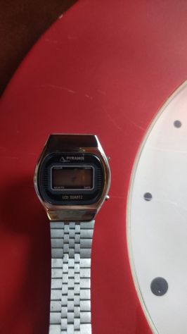 2 orologi da parete e 1 da polso