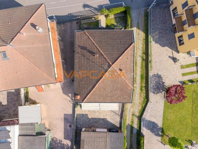 VILLA SINGOLA CON GIARDINO PRIVATO E POSSIBILITÀ PISCINA – CIVIDATE AL PIANO - Foto 6