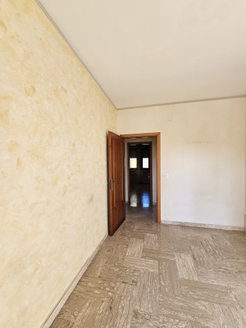 VENDESI APPARTAMENTO CON ASCENSORE, GARAGE E CANTINA IN VIA EMILIA, 7 – VENOSA - Foto 4