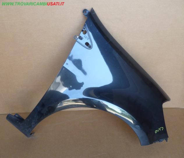 PARAFANGO ANT.D.(in plastica) NERO MET. RENAULT CLIO (C85/B85) 3p / 5p  Carrozzeria  Lamierati esterni  Fiancate  Parafango ant. RENAULT - CLIO III  3