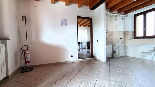 In Caratteristico casale ristrutturato, accattivante appartamento su due livelli con travi a vista. - Foto 9