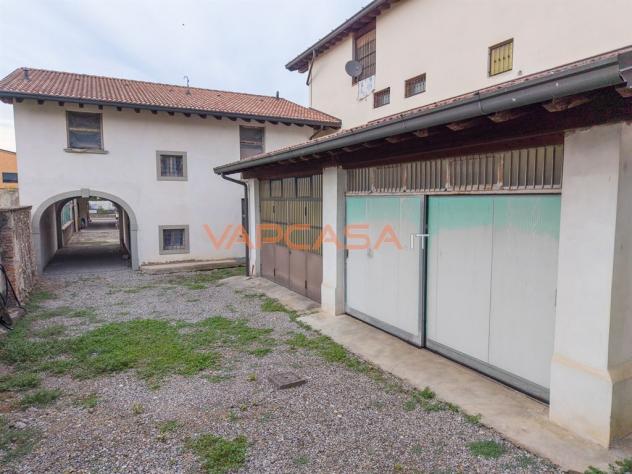 RUSTICO CON PROGETTO APPROVATO, DUE AUTORIMESSE E CORTILE