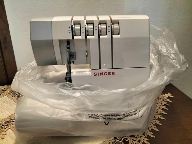 VENDO MACCHINA DA CUCIRE TAGLIACUCI SINGER 14SH754 A 4 FILI