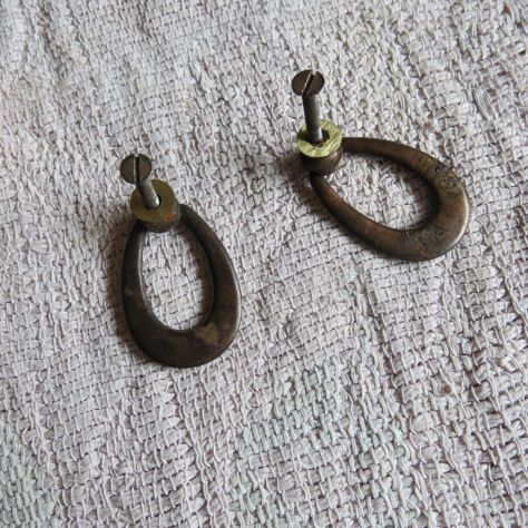 2 VECCHIE MANIGLIE IN OTTONE AD ANELLO CON VITE IN FERRO PER MOBILI VARI - - Foto 4