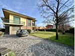 Villa bifamigliare davanti al parco