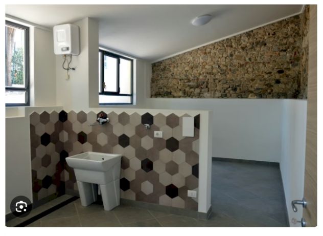 Cerco Garage / Basso Fabbricato con grandi lucernari a Torino - Con bagno.