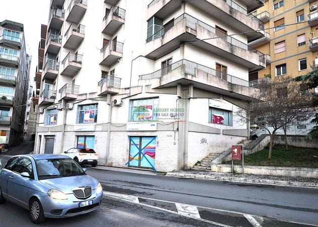 Rif. 9785 - Loc. comm.le/Ufficio " Tripla esposizione "
