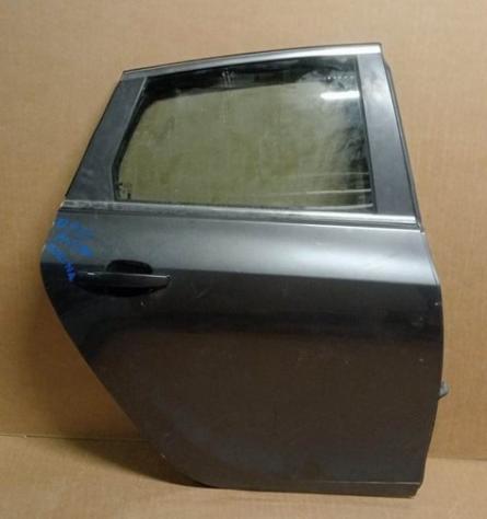 PORTA POST.DX GRIGIO MEDIO MET. C/ALZ. Mod Berlina  Carrozzeria  Lamierati esterni  Porte  Porta post. dx. OPEL - ASTRA J - 01-02-2010 - 01-08-2012, O