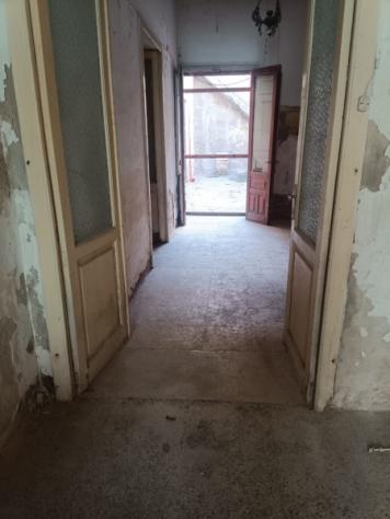 Indipendente di mq 135 con terrazzo da ristrutturare - Foto 3