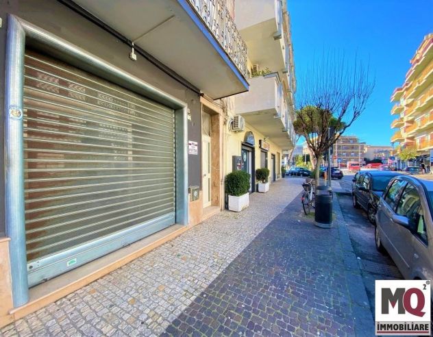 LOCALE COMMERCIALE VIALE MARGHERITA - MONDRAGONE - Rif. F2935