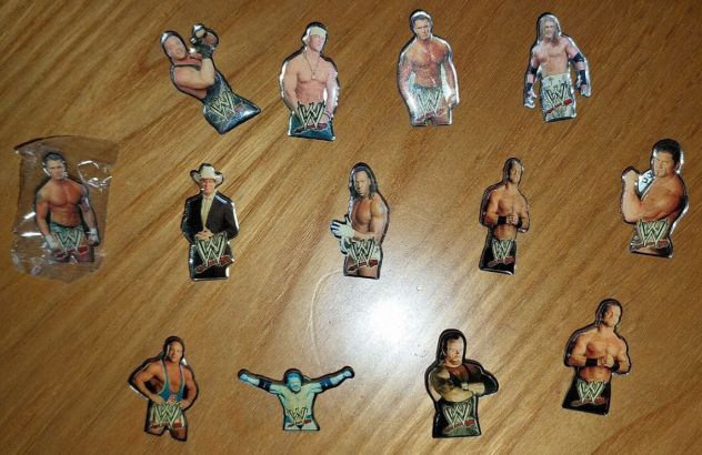 13 spillette con personaggi di wrestling WWE.