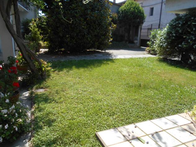 Indipendente su 2 piani: piano terra con ingresso con vano con comoda scala di collegamento, ampia cucina abitabile, sala, camera con bagno, altra cam - Foto 3