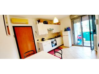 AFFITTASI BILOCALE DA AGOSTO ZONA SAN LAZZARO VIA PARIGI