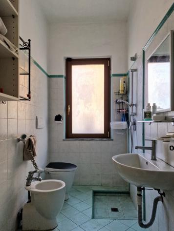 MARINA DI MASSA, periferia vicino al mare, proponiamo porzione di villa bifamiliare con giardino privato su tre lati. Si compone di soggiorno, ampia c - Foto 16