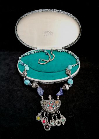 LUNGA COLLANA ETNICA NEPAL CON AMPOLLA PORTA-PROFUMO E PIETRE VARIE. - Foto 7