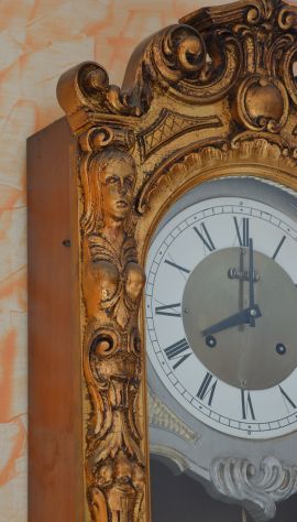 Elegante Orologio a Pendolo da Parete in Legno Scolpito e Dorato - Foto 6