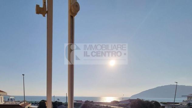 Appartamento fronte spiagge con terrazza abitabile. - Foto 11