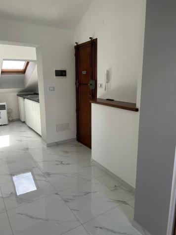 Bilocale mansardato ristrutturato e arredato - Foto 6