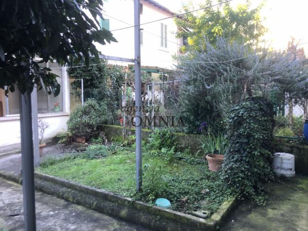 Immobile terratetto, da ristrutturare, disposto su due piani principali, oltre cantina e soffitta, con un gradevole giardino interno ed alcune pertine - Foto 8