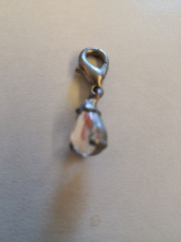 Pendente con moschettone piccolissimo in metallo e goccia in vetro.