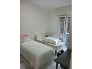 2 posti letto in ampia e luminosa camera doppia con balcone - [M2 CIMIANO]