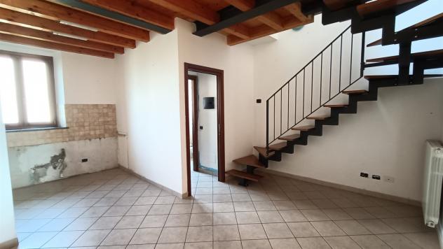 In Caratteristico casale ristrutturato, accattivante appartamento su due livelli con travi a vista. - Foto 10